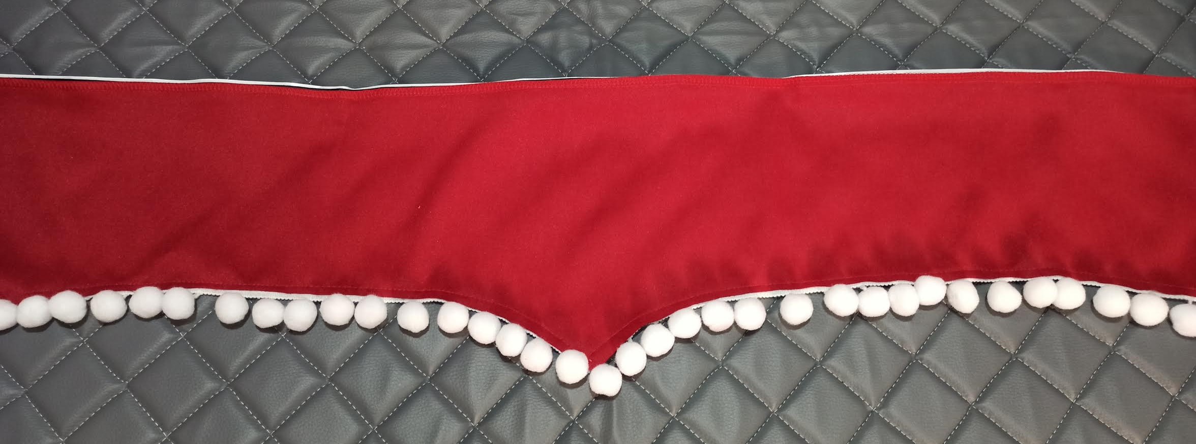 Bordura P červená/bílé bambulky