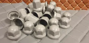 Kryty šroubů kol šedé