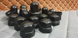 Kryty šroubů kol černé